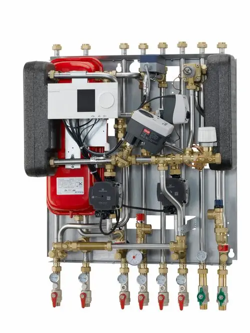 Hausstation zur Heizungsregelung von Danfoss mit verschiedenen Ventilen, Steuerungseinheit und Druckanzeigen für Wasserund Heizungsmanagement.